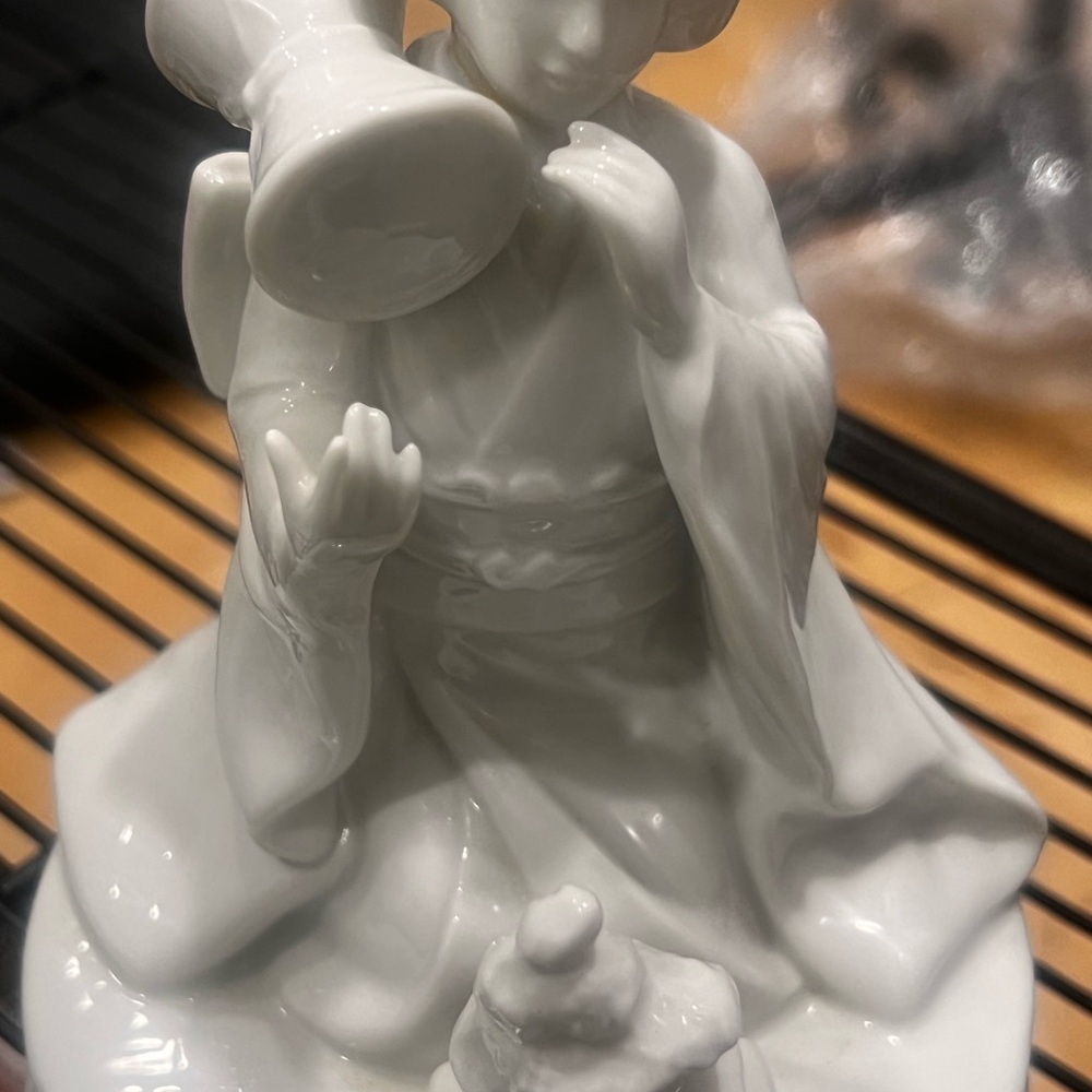 Japanese White Porcelain Musical Figurine ( see video for music)